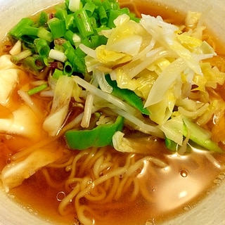 野菜炒めのっけラーメン